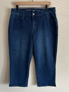 NWT Chico’s Perfect Stretch Girlfriend Slim Leg Capri Tahoe Medium Wash 2 12